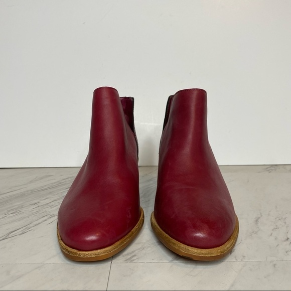 New! Vince Camuto Abrinna Red Snake Print Leather Bootie 7 1/2W - Picture 2 of 16